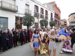 Grupos de carnaval entrando a ofrecer delante del estandarte de animas de Herencia | Liberal de Castilla