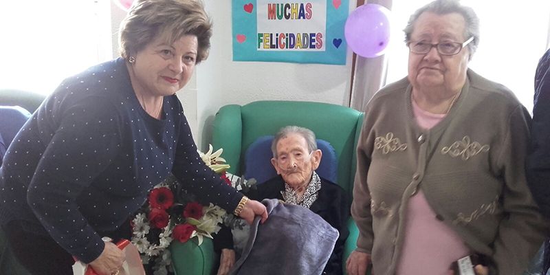 Reconocimiento del Ayuntamiento de Sigüenza a doña Petra Terrel en su cien cumpleaños