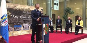 El alcalde de Pastrana aprovecha la notoriedad de la Feria Apícula para insistir en la Autovía de La Alcarria y hacer Parador el Palacio Ducal