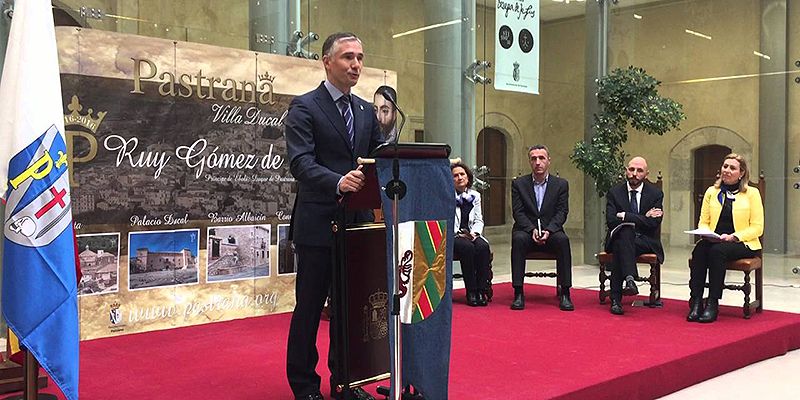 El alcalde de Pastrana aprovecha la notoriedad de la Feria Apícula para insistir en la Autovía de La Alcarria y hacer Parador el Palacio Ducal