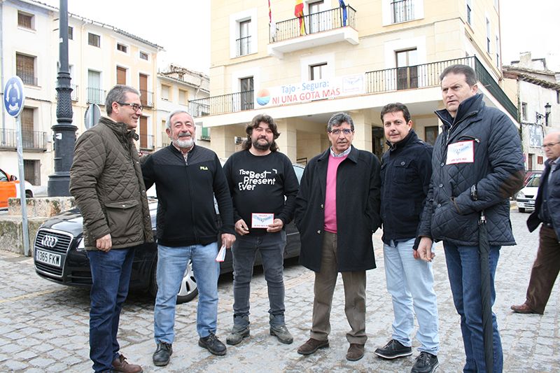 La Junta apoya a los municipios ribereños durante la primera protesta de la iniciativa ‘Abraza tu embalse’
