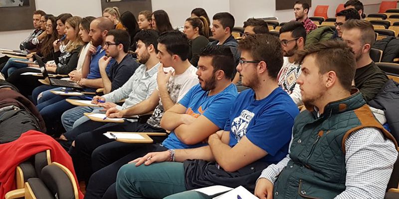 Profesionales del marketing muestran su trabajo a estudiantes de ADE