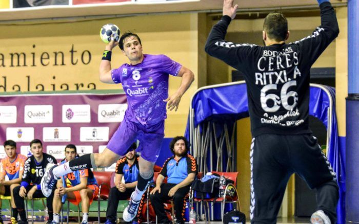 Quabit Guadalajara consigue dos puntos vitales ante Aranda (27-26)