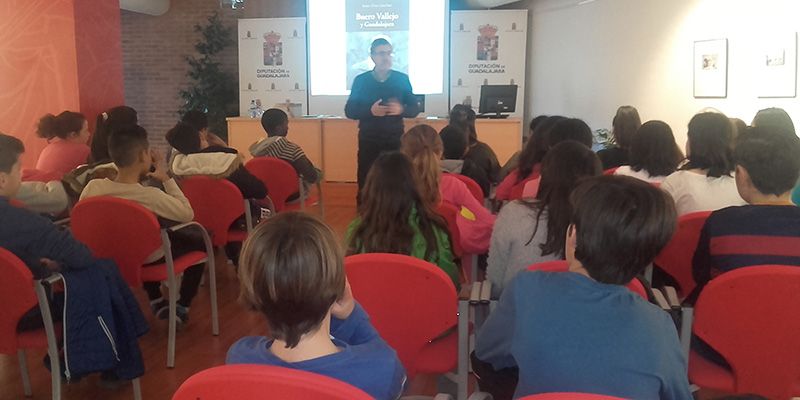 Un grupo escolares del CEIP Río Tajo participan en la primera sesión didáctica sobre Buero organizada por Diputación de Guadalajara