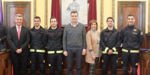El alcalde de Guadalajara, Antonio Román, ha presidido esta misma mañana la toma de posesión de los tres nuevos suboficiales del Servicio de Extinción de Incendios de Guadalajara, que han accedido al puesto por oposición libre. Antonio Román les ha transmitido su felicitación y les ha deseado suerte en su nueva andadura profesional, tal y como hizo el pasado mes de febrero, en la toma de posesión otros siete nuevos bomberos-conductores.  El Ayuntamiento de Guadalajara está realizando un importante esfuerzo para incrementar los medios humanos y materiales del Servicio de Extinción de Incendios.  Además del incremento del número de efectivos, durante el pasado año realizó una inversión de 136.000 euros para la adquisición de equipos, herramientas (anemómetro, medidos láser, motorradial, minicizalla, escaleras de fibra, compresor de aire, maniquí y cojines de alta y baja presión) y vehículos. Concretamente, se han adquirido dos vehículos 4x4 y un remolque de apuntalamientos. 