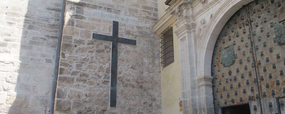 El Juzgado deniega la autorización al Ayuntamiento de Cuenca para la retirada de los símbolos franquistas en la fachada de la Catedral