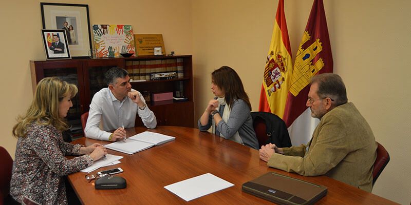 El Gobierno regional traslada su apoyo al nuevo director de Cáritas de Cuenca