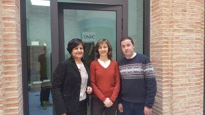 El Servicio de Información de Consumo de Cuenca gestionó un total de 729 reclamaciones en 2016, prácticamente un 15 por ciento menos que el año anterior cuando se registraron 866 reclamaciones. Además, este Servicio atendió 461 consultas.  Así lo ha dado a conocer la directora provincial de Sanidad, Mari Luz Fernández, durante una visita a la Oficina Municipal de Información al Consumidor (OMIC) de Iniesta con motivo del Día Mundial del Consumidor, junto al alcalde de la localidad, José Luis Merino, y la responsable de la Oficina desde hace más de 25 años, Cristina Pozo Segovia. Fernández ha informado que el 24 por ciento de las reclamaciones que se presentaron en Cuenca  el año pasado tienen que ver con las telecomunicaciones, el 12,18 por ciento hacen referencia al comercio minorista, el 12,03 por ciento a la energía eléctrica, el 5,87 por ciento a la venta y reparación de vehículos, el 5,44 por ciento a la construcción y el 4,73 por ciento a la hostelería.  De este modo, si lo comparamos con el año anterior bajan las reclamaciones en el sector eléctrico y la Hostelería, mientras que las relacionadas por las telecomunicaciones se mantienen en primer lugar.  La directora provincial de Sanidad ha afirmado que el Gobierno regional sigue trabajando en la defensa y protección de los derechos del consumidor, por esa razón se ha empezado a tramitar la nueva Ley sobre los derechos de las personas consumidoras en Castilla-La Mancha.  Asimismo, ha abogado por seguir educando y sensibilizando a la ciudadanía en el ejercicio de un consumo responsable, para lo que ha destacado la labor de las Oficinas Municipales de Información al Consumidor, especialmente en el medio rural donde el acceso a esta información es más complicado que en las grandes capitales.  Fernández ha explicado que, actualmente, en la provincia de Cuenca hay 15 Oficinas Municipales de Información al Consumidor ubicadas en las localidades de Cuenca, Belmonte, Horcajo de Santiago, Iniesta, Minglanilla, Mota del Cuervo, Quintanar del Rey, San Clemente, Tarancón, Villamayor de Santiago, Priego, la Mancomunidad “La Ribereña” de Valverde del Júcar, la Mancomunidad “La Manchuela” de Casasimarro y la Mancomunidad “Los Serranos” de Salvacañete). Durante 2016, en estas oficinas se recibieron 1.639 reclamaciones y se atendieron 1.919 consultas.  Finalmente, no ha querido dejar pasar la oportunidad de reconocer la labor que desarrollan los profesionales de los servicios de consumo de la provincia de Cuenca, los ayuntamientos que apuestan por las OMICs y las asociaciones de consumidores de la provincia. 