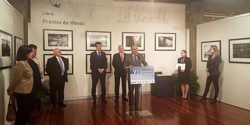 Latre asiste a la inauguración de la exposición del Certamen Internacional de Fotografía de ASISA