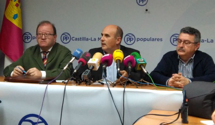 Medina presenta los avales para optar a liderar el PP regional frente a Cospedal