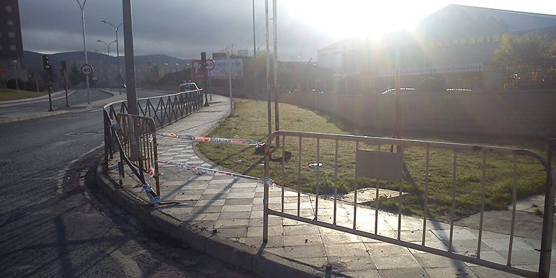 La Policía Local de Cuenca interviene en un accidente por salida de vía en la rotonda de Avenida de la Policía Nacional con Gerardo Diego