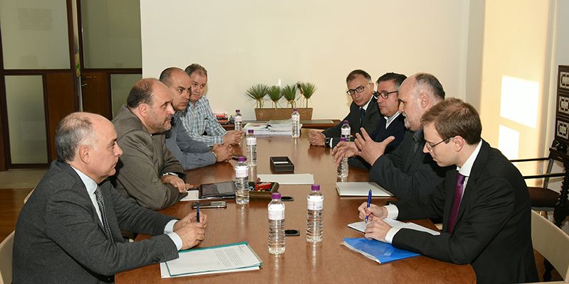 El taxi rural centra la reunión entre la Junta y la Federación Regional del Taxi