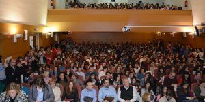 El maestro César Bona defiende en la UCLM la participación de padres, niños y docentes en la Educación