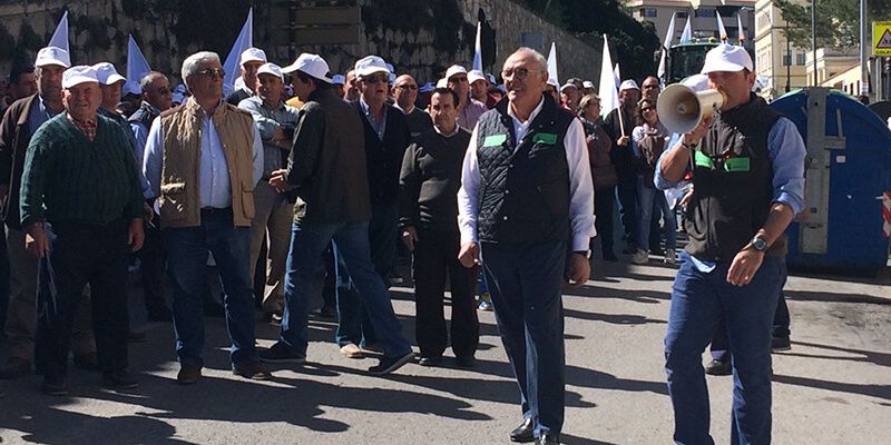 7.000 agricultores y ganaderos se manifiestan bajo el lema "Sin campo no hay vida"