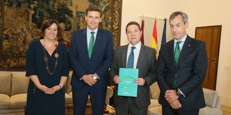 Caja Rural CLM entrega su Memoria Anual al presidente de la JCCM