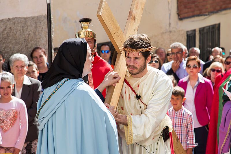 Cientos de personas acompañaron en Trillo un Vía Crucis renovado, que resurgió así en su 22º edición