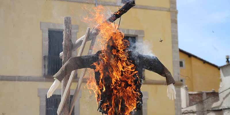 Concurrida procesión del Santo Encuentro y la Quema del Judas de Pareja