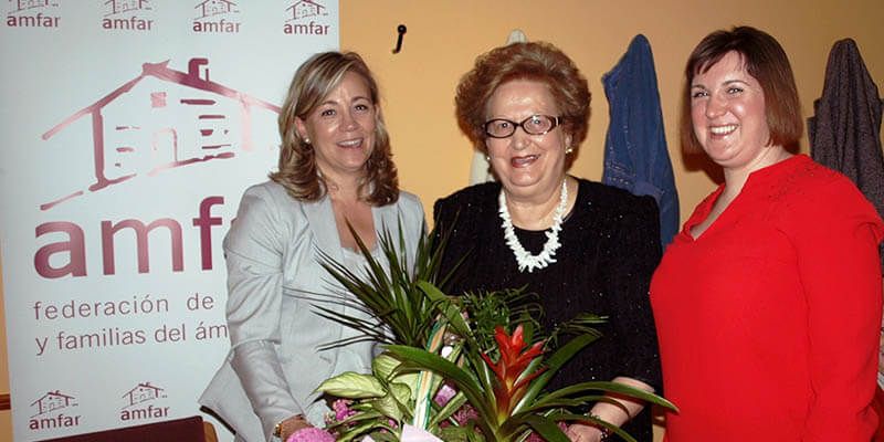 Dolores Manzano recibe el Homenaje a la Mujer Trabajadora de AMFAR La Solana
