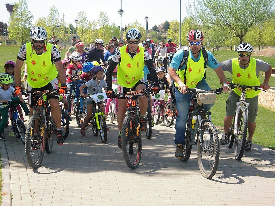 El 1er Bicicuento de Valdeluz reúne a 120 ciclistas, que hicieron paradas literarias en emblemáticos rincones