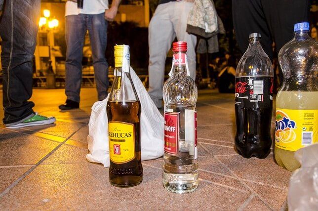 El Ayuntamiento de Cuenca sancionará a ocho establecimientos por no impedir sacar envases de vidrio a la calle