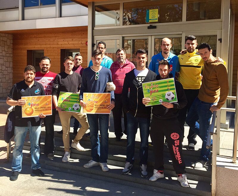 El concejal de Juventud entrega los trofeos de Fútbol y Balonceso de la Noche + Joven de Cuenca
