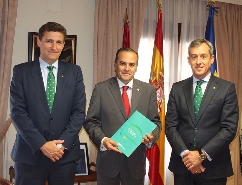 El delegado del Gobierno recibe la Memoria Anual de Caja Rural Castilla-La Mancha 3 El delegado del Gobierno recibe la Memoria Anual de Caja Rural Castilla-La Mancha