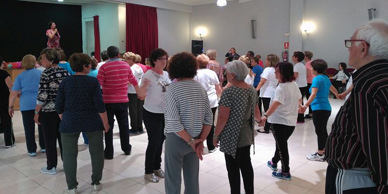 El encuentro de gimnasia de mantenimiento reúne a 65 personas de Alovera, Cabanillas y Villanueva