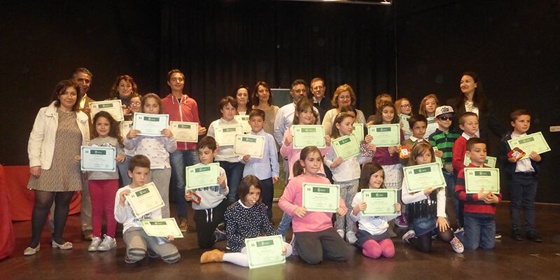 El salón de actos de la Biblioteca de Alovera se llena para arropar a los ganadores del IX Certamen de Relatos