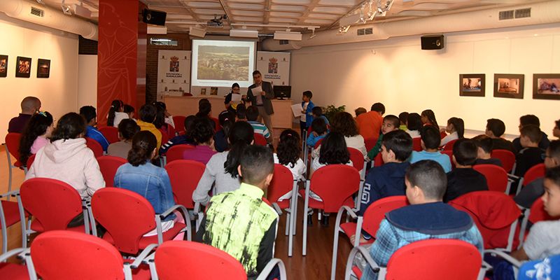 Escolares del Rufino Blanco participan en una lectura comentada del Viaje a la Alcarria en familia