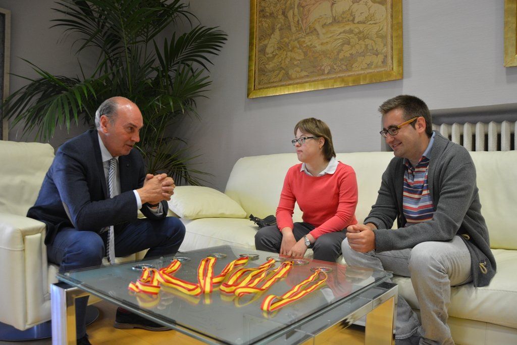 Latre recibe a la nadadora Marta Martínez Agustín tras sus recientes éxitos deportivos 2 Latre recibe a la nadadora Marta Martínez Agustín tras sus recientes éxitos deportivos