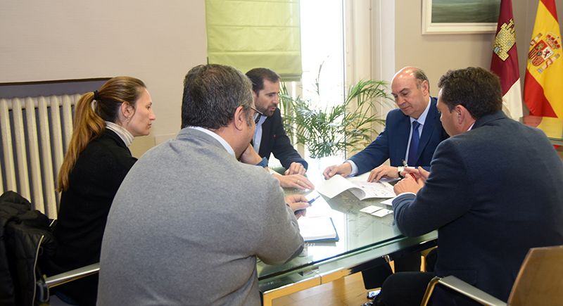 José Manuel Latre se reúne con los representantes de FEACEM