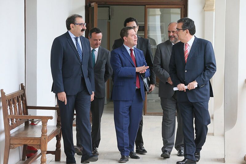 Junta y Fundación Amancio Ortega firman un acuerdo para la adquisición de equipamiento tecnológico