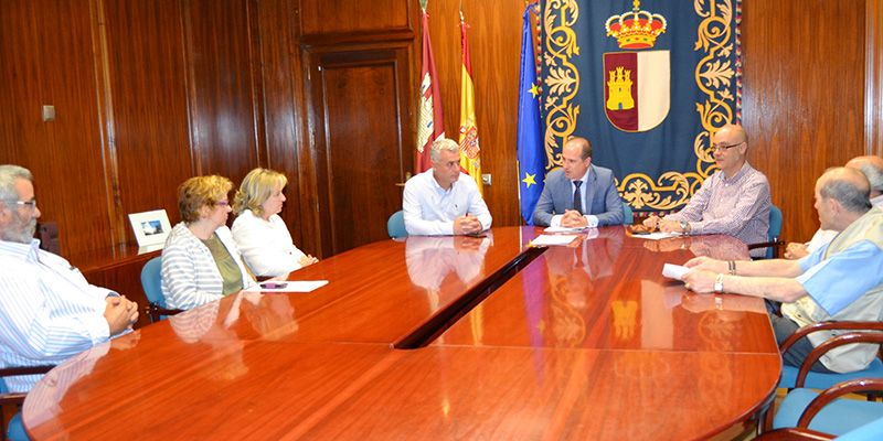 La Junta traslada a la asociación de familiares Las Encinas las dificultades generadas por el rechazo de Podemos al presupuesto