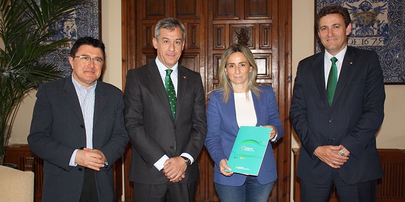 La alcaldesa de Toledo y el presidente de las Cortes reciben la Memoria Anual de Caja Rural de Castilla-La Mancha