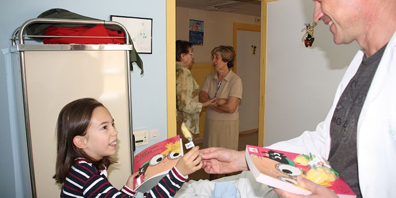 Los niños ingresados en la planta de Pediatría del Hospital Virgen de la Luz han recibido un cuento para celebrar el Día del Libro