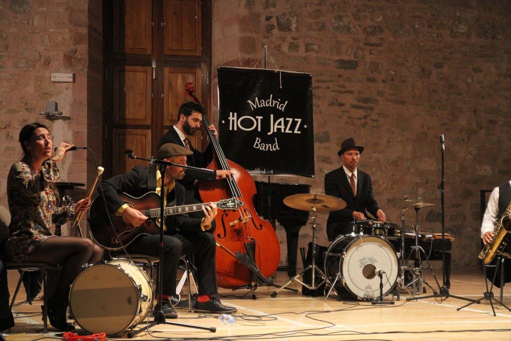 Madrid Hot Jazz Band funde el frío de una lluviosa tarde de abril seguntina a base de  sonido 'Dixieland'