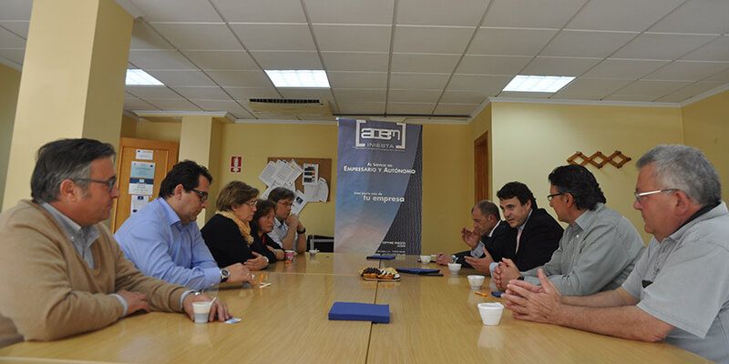 Peña recoge las peticiones de la Asociación Comarcal de Empresarios de la Manchuela