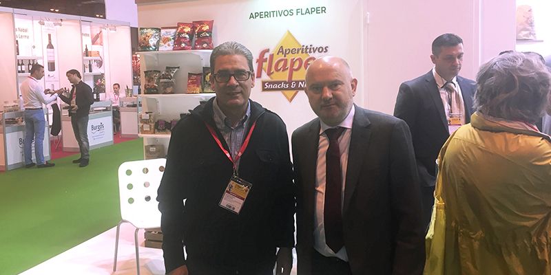 Santos López muestra el apoyo de la Junta a las empresas que han acudido al Salón Gourmets bajo el stand de Castilla-La Mancha