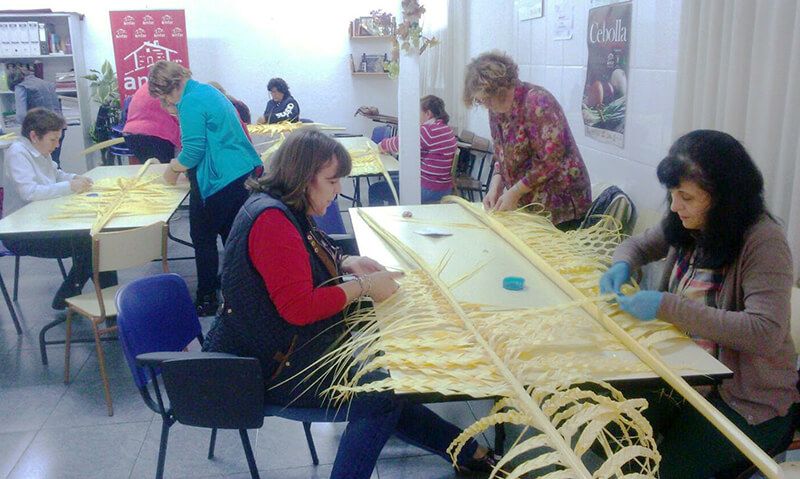 Taller de Rizado de Palmas organizado por AMFAR con motivo de la Semana Santa