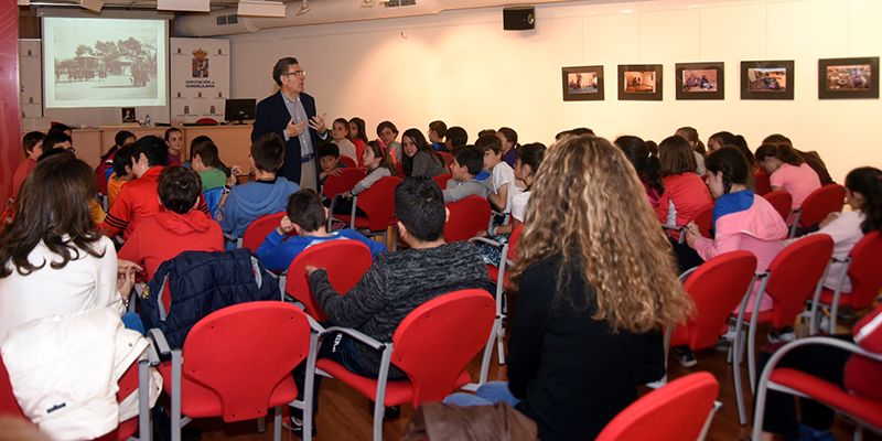 Un grupo escolares del CEIP Alvar Fáñez participan en una sesión didáctica sobre Buero organizada por Diputación de Guadalajara