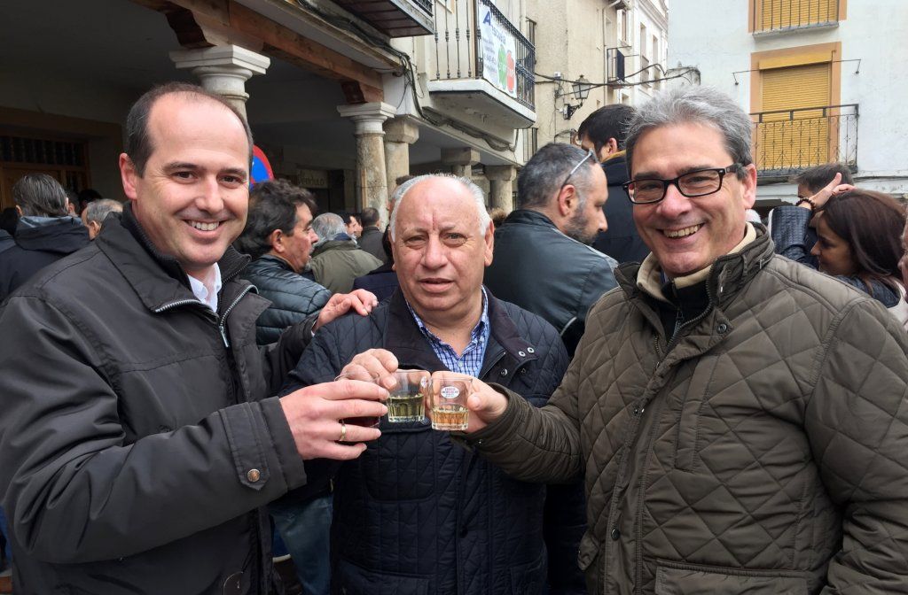 Rojo asiste al concurso del Vino de Horche, donde destaca la colaboración vecinal como una de las claves del éxito de esta festividad p