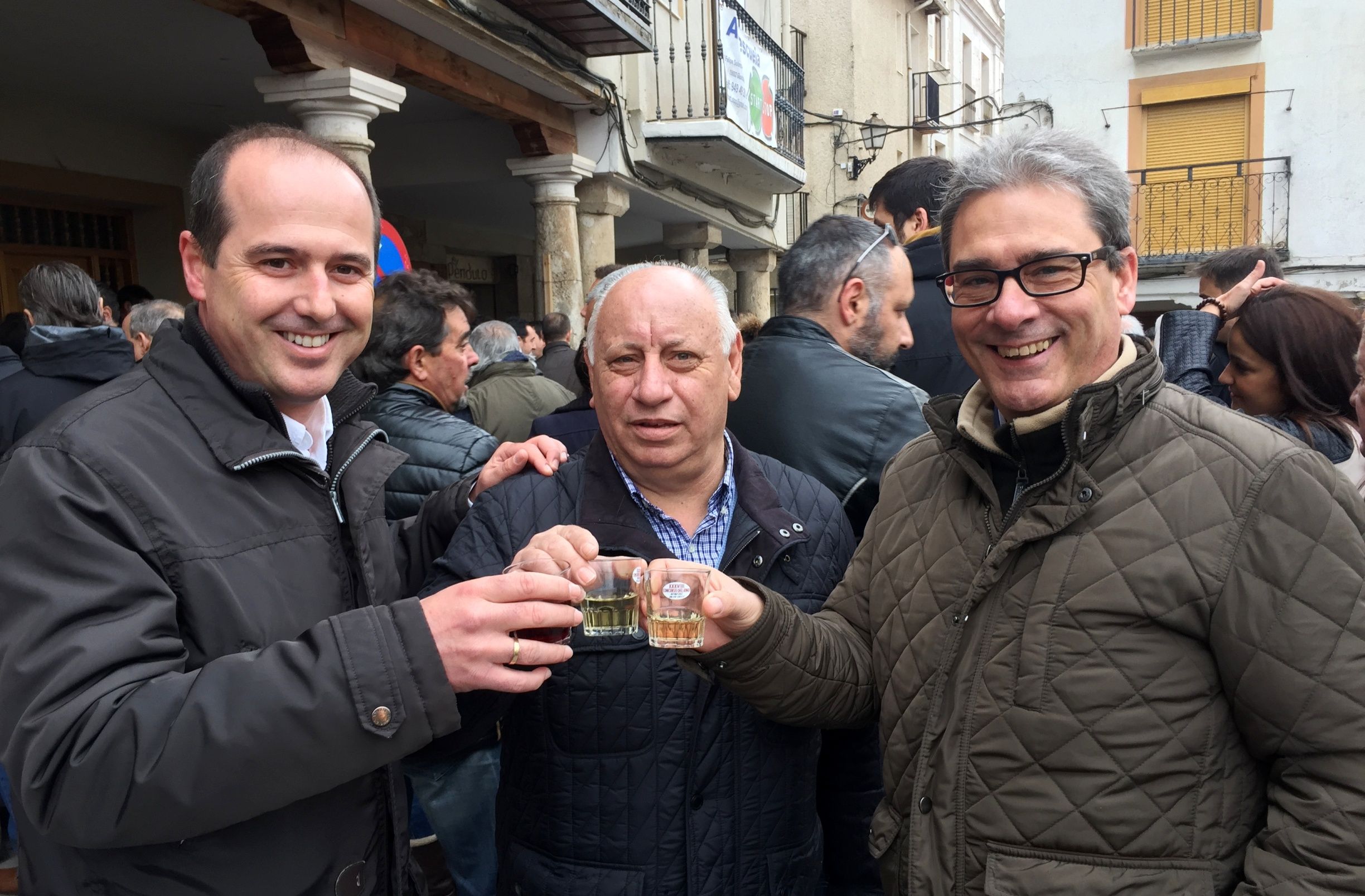 Rojo asiste al concurso del Vino de Horche, donde destaca la colaboración vecinal como una de las claves del éxito de esta festividad p