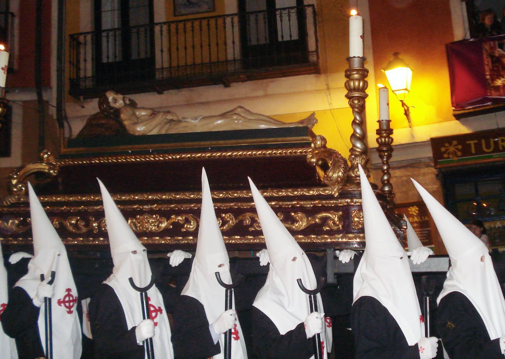 Un silencio sepulcral acompañó a la Procesión del Santo Entierro en la Semana Santa de Cuenca 3 Un silencio sepulcral acompañó a la Procesión del Santo Entierro en la Semana Santa de Cuenca
