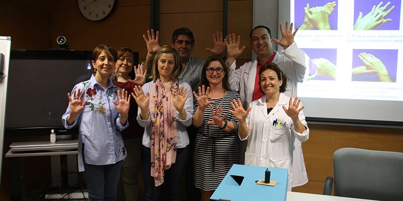 Actividades didácticas en Pediatría, talleres para los profesionales y una mesa informativa, para celebrar el Día de la Higiene de Manos en Cuenca