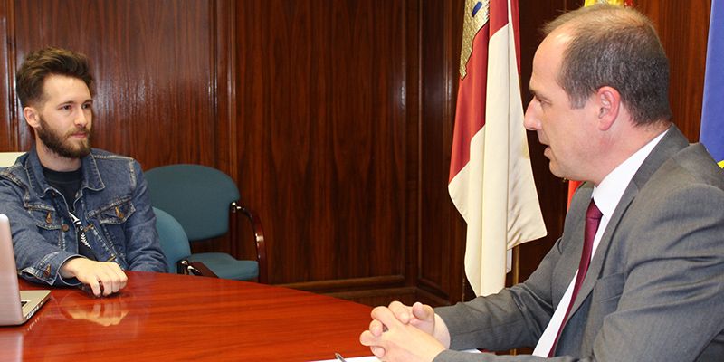 Alberto Rojo se reúne con el diseñador Juan Carlos Pajares y le ofrece apoyo para que su talento se reconozca “en esta tierra y fuera de ella”