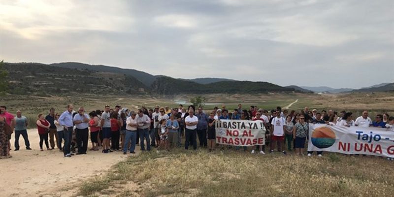 Alcaldes y ediles ribereños marchan junto a decenas de personas en una nueva protesta contra el trasvase