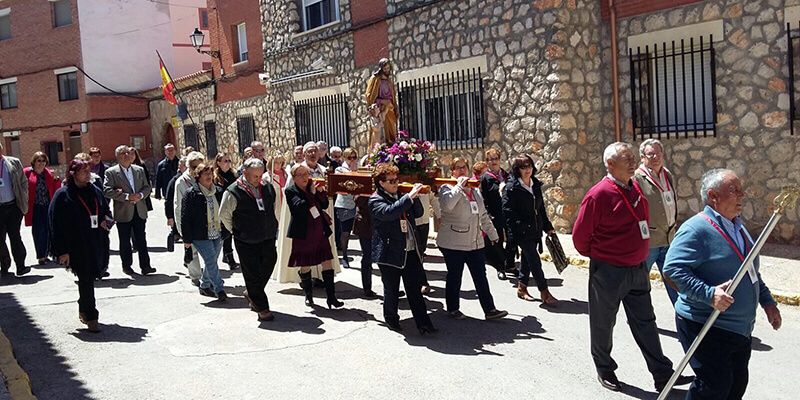 Almonacid de Zorita recibe el mes de las flores con los tradicionales 'Mayos a la Virgen'