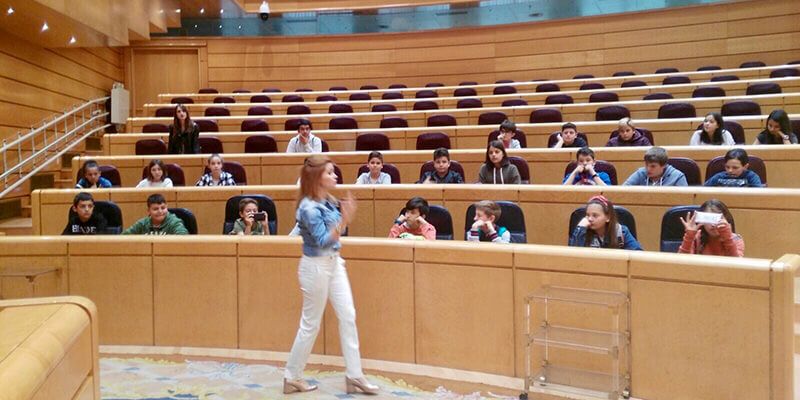 Alumnos de Villanueva de la Torre visitan el Senado de la mano de Marta Valdenebro, su antigua profesora en el colegio