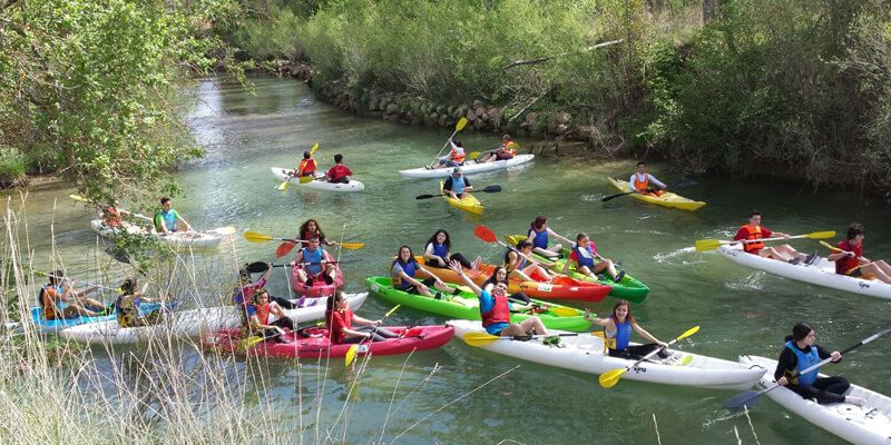 Alumnos del IES Jorge Manrique de Motilla disfrutan de una jornada de piragüismo con el Programa Somos Deporte 16-18
