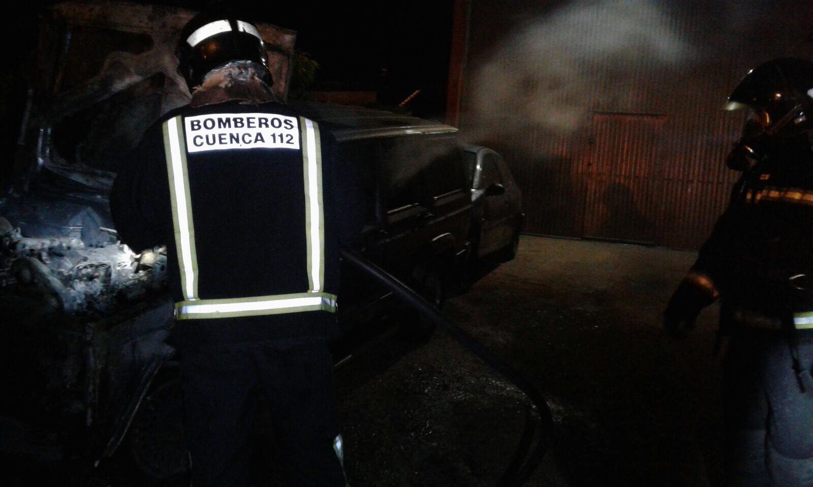 Arden varios vehículos en los alrededores de un taller en Minglanilla